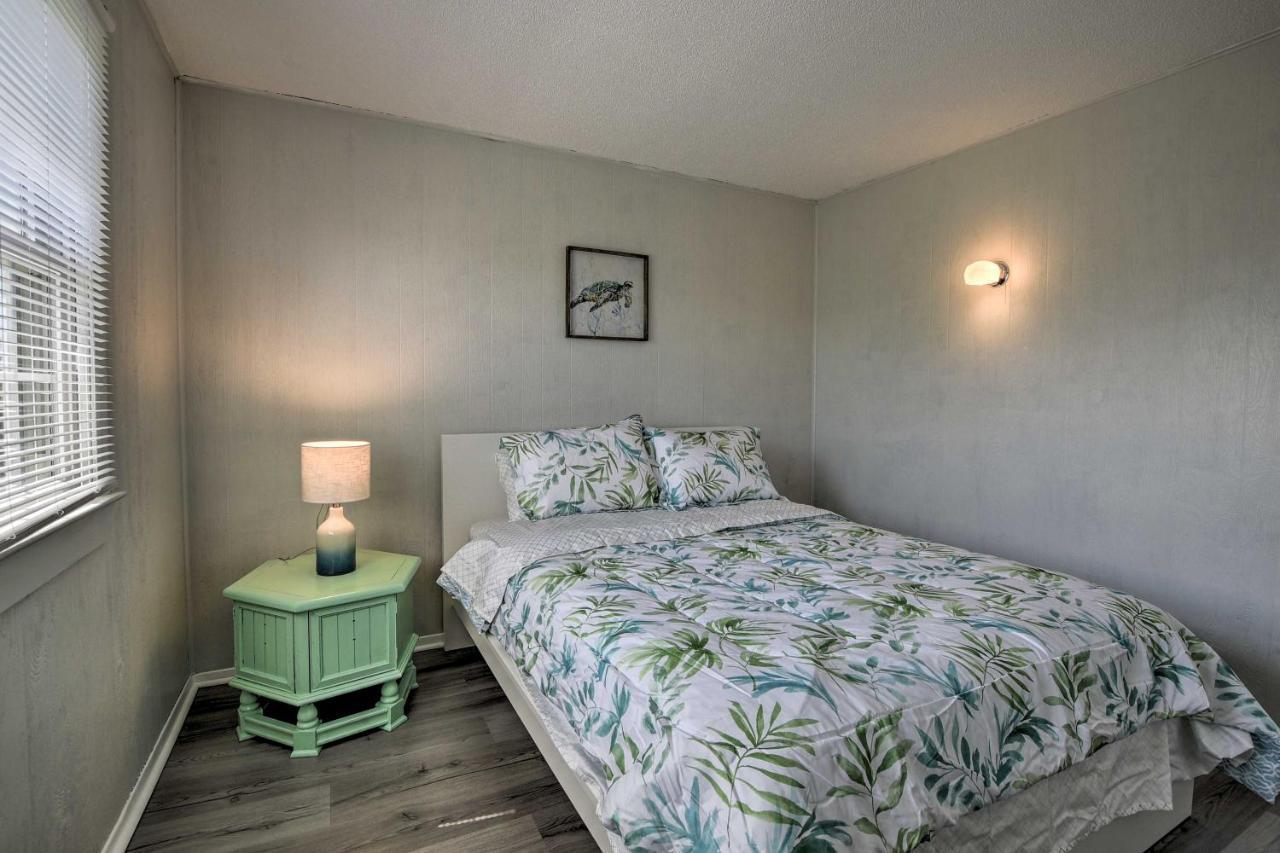 Oak Island Beach Abode With Deck Walk To Shore! Extérieur photo