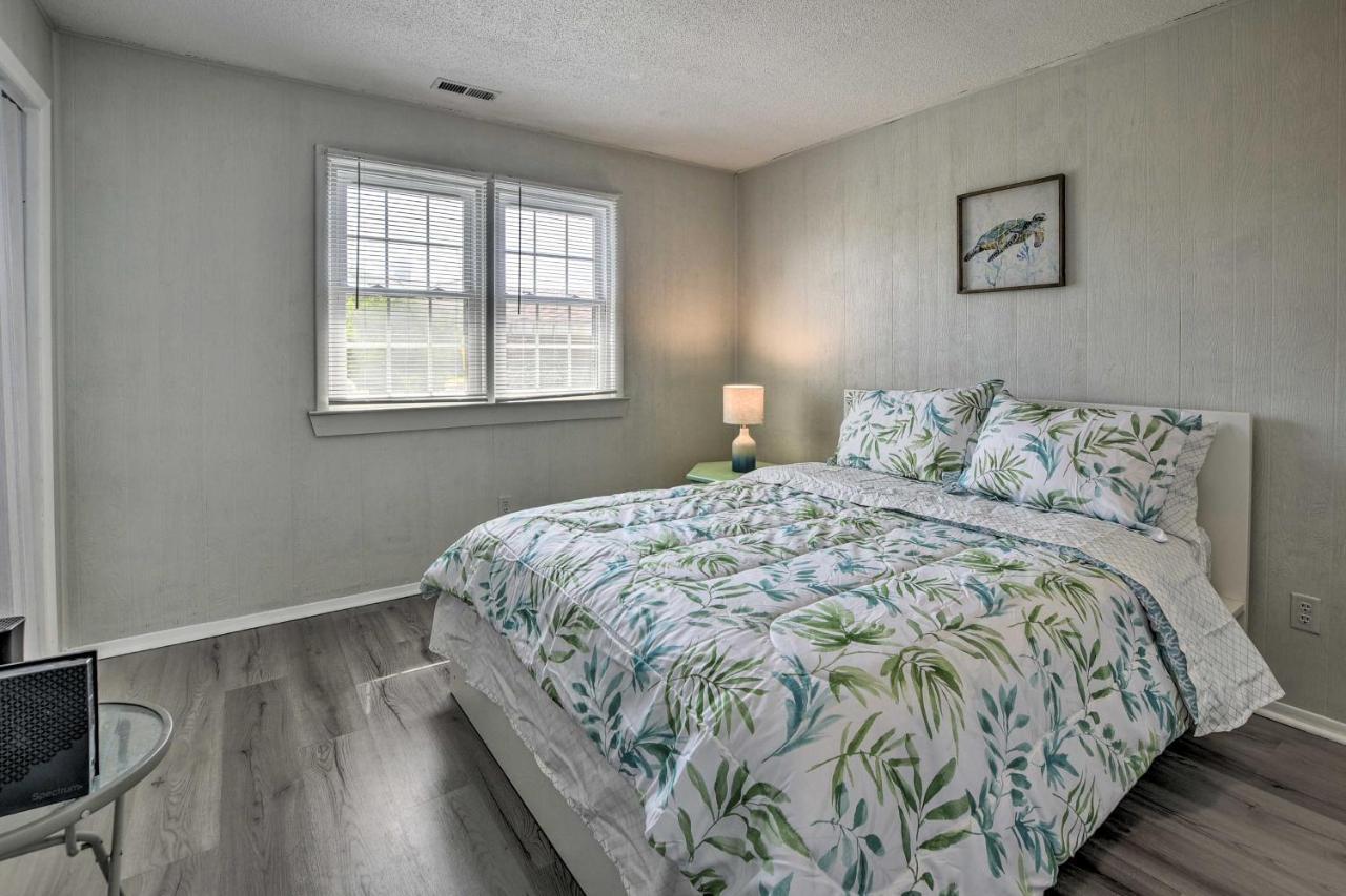 Oak Island Beach Abode With Deck Walk To Shore! Extérieur photo