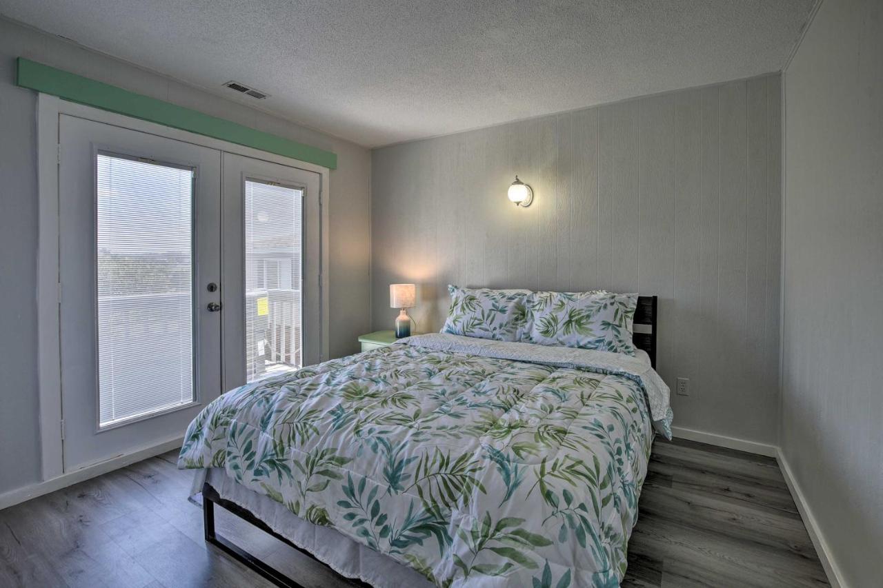 Oak Island Beach Abode With Deck Walk To Shore! Extérieur photo