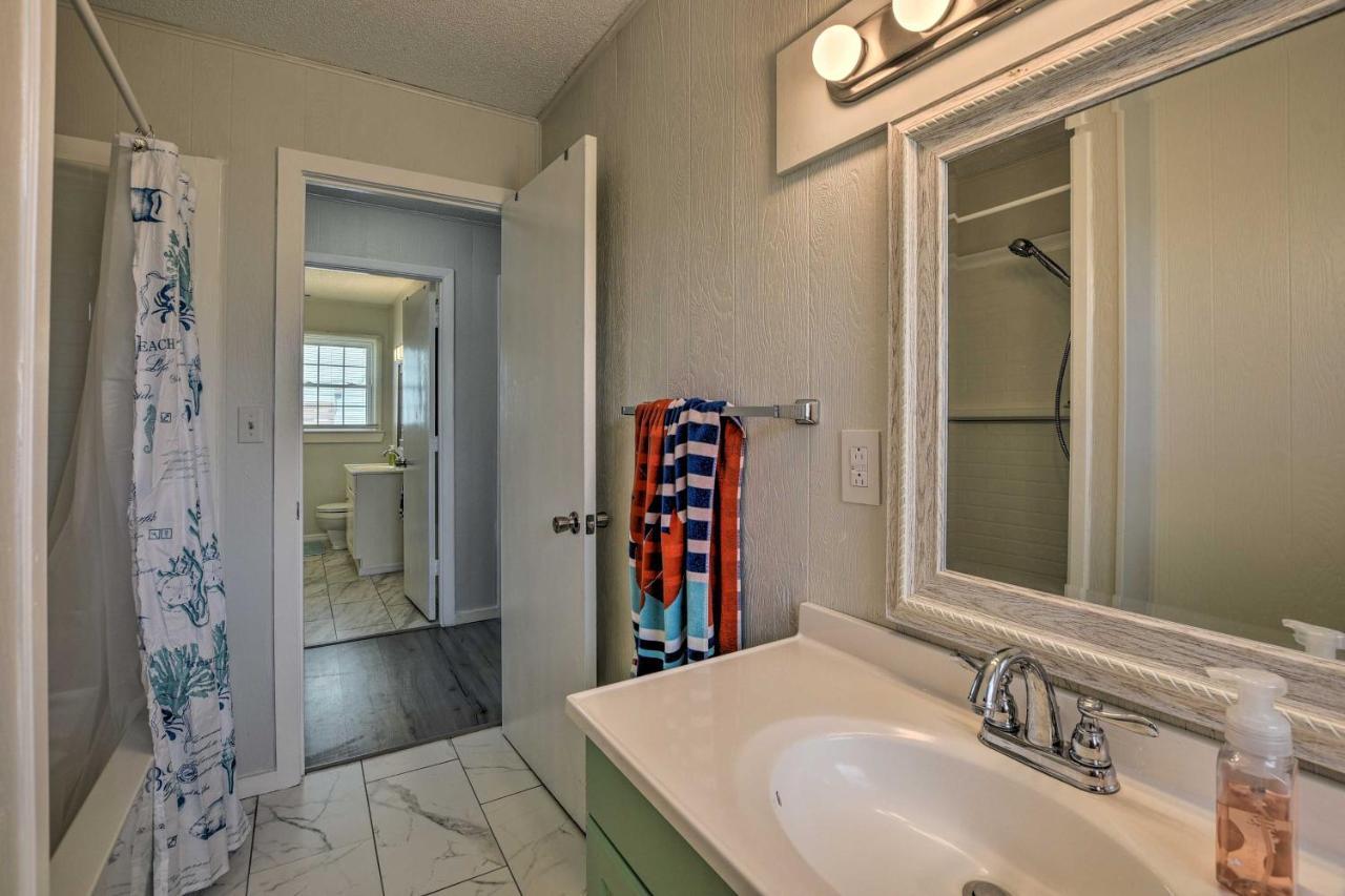 Oak Island Beach Abode With Deck Walk To Shore! Extérieur photo