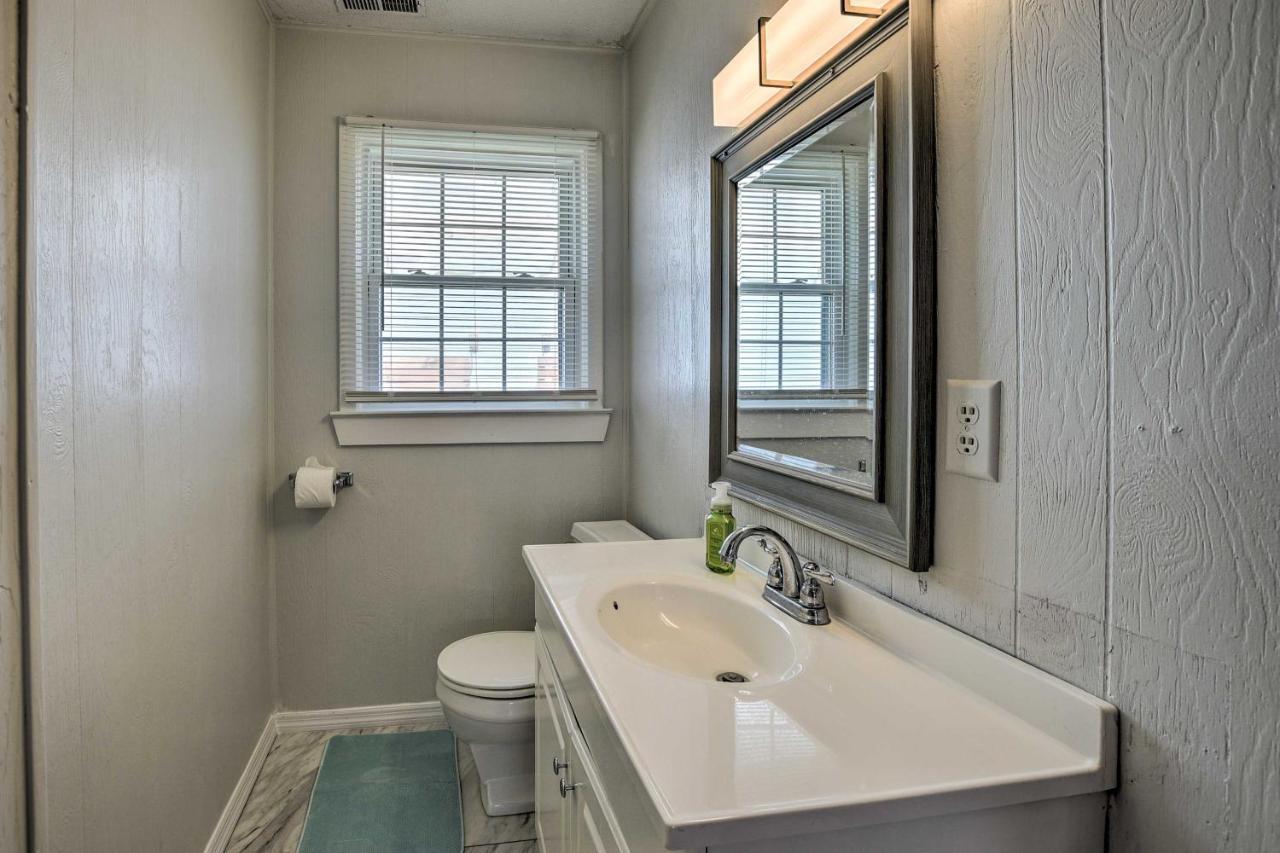 Oak Island Beach Abode With Deck Walk To Shore! Extérieur photo
