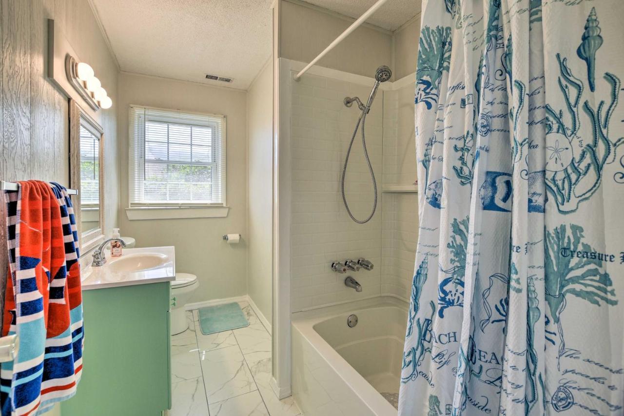 Oak Island Beach Abode With Deck Walk To Shore! Extérieur photo