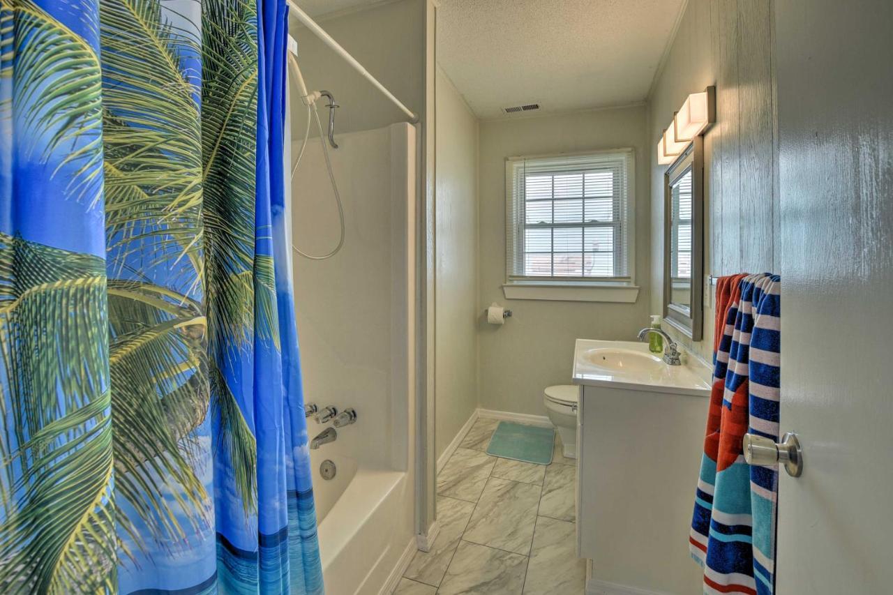Oak Island Beach Abode With Deck Walk To Shore! Extérieur photo