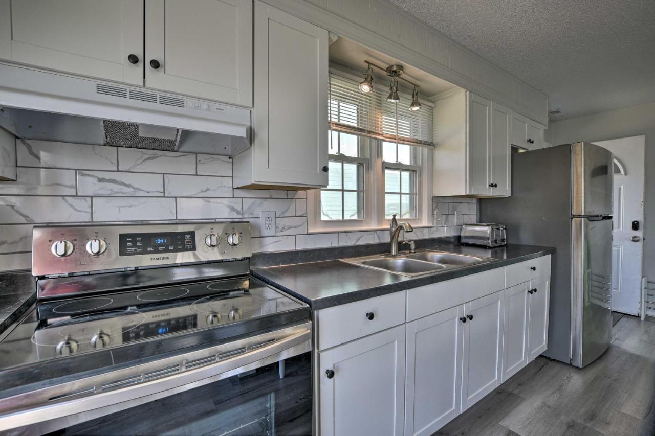 Oak Island Beach Abode With Deck Walk To Shore! Extérieur photo