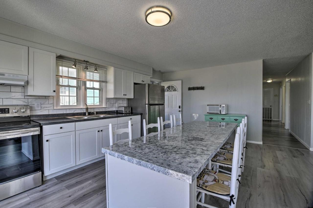 Oak Island Beach Abode With Deck Walk To Shore! Extérieur photo